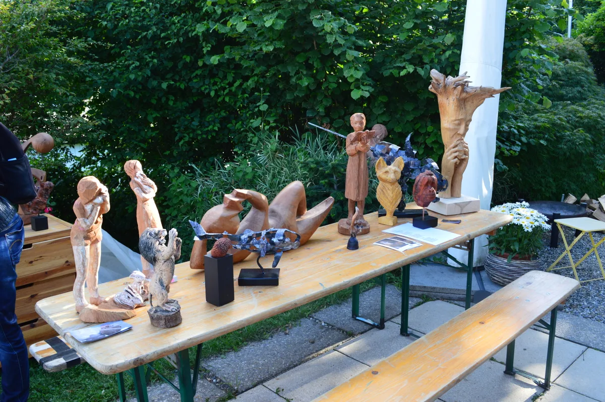 Holzfiguren auf einem Tisch.